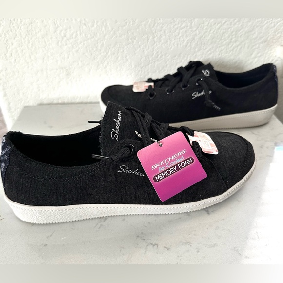 NWT - Women Skechers Black Lace-Up Memory Foam Sneakers - Size 8 - Picture 1 of 3